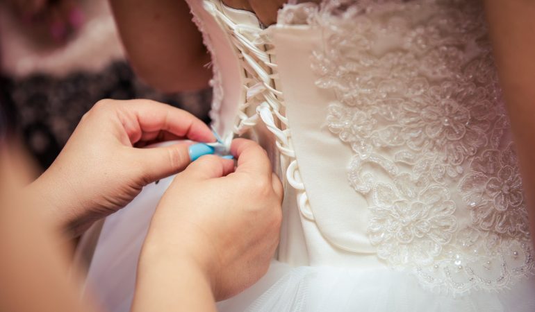 WHAT STYLE OF WEDDING DRESS WOULD BE BEST FOR A SHORT BRIDE?